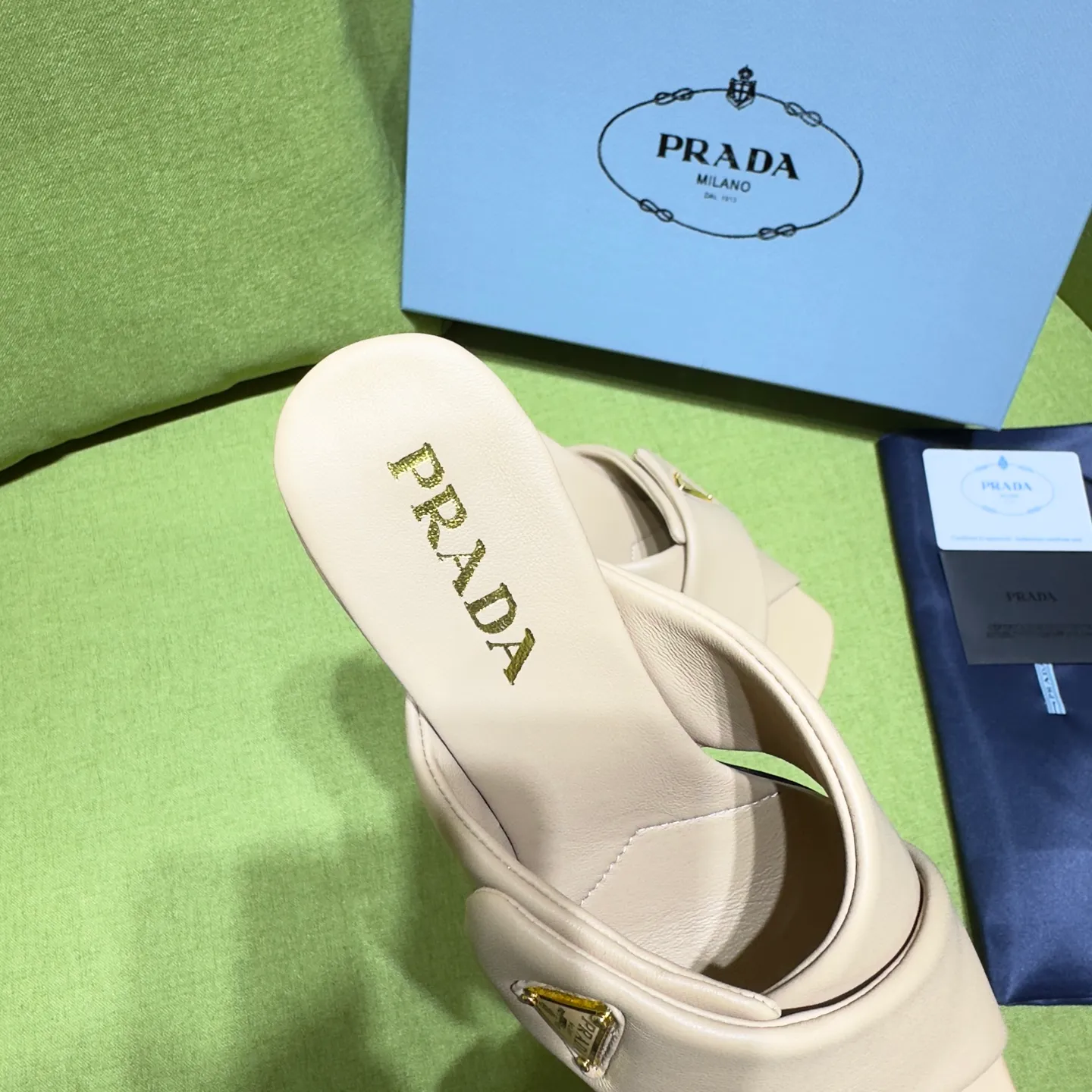👟👟Ex-factory price 540👟👟 Prada 25ss new style for early spring🔥🔥✨ 🌟 Recommended by major bloggers in Xiaohongshu, developed 1-1 to highlight classic charm. Open molded outsole. Imported mixed breed sheep lining. This sandal embodies a modern design with Nappa leather, a soft-touch padding that accentuates the silhouette. Decorated with an enameled triangle metal logo for added recognition. Enamel-coated metal triangle logo Leather sole decorated with metal letter logo Lacquered heel, height 65 mm Size: 35 to 42 (40-42 customized, non-refundable)